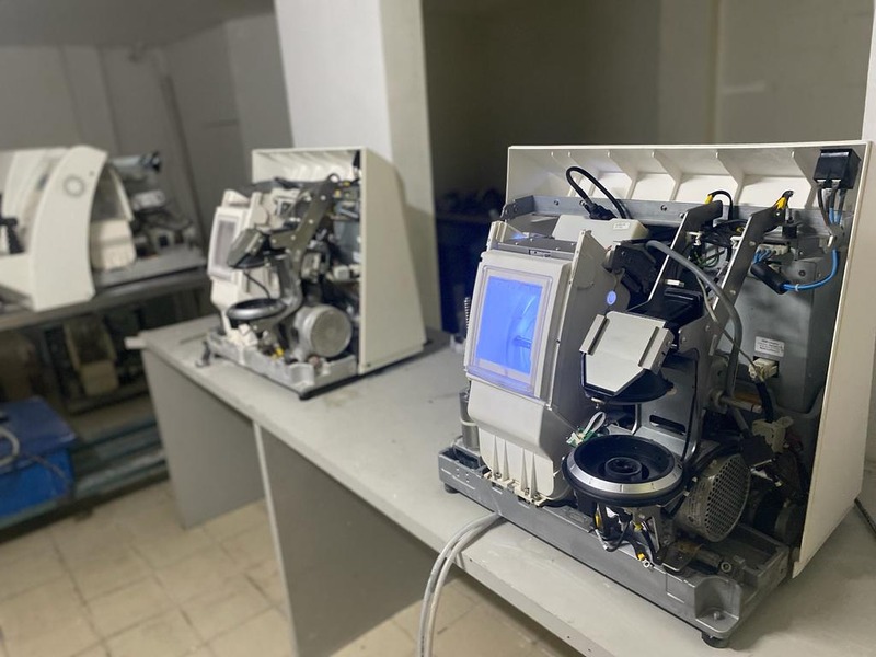 Laboratório Eletroptica com equipamentos ópticos em manutenção